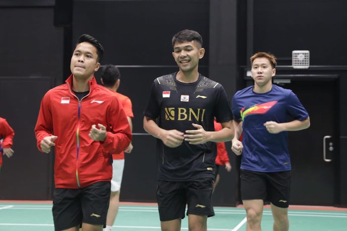 Dari kiri ke kanan, Anthony Sinisuka Ginting, Fajar Alfian, Marcus Fernaldi Gideon menjalani latihan perdana jelang Sudirman Cup 2021, Kamis (23/9/2021).