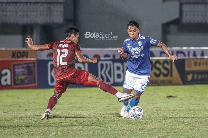 Pemain sayap kanan Persib Bandung, Febri Hariyadi (kanan), sedang berusaha melewati lawannya dalam laga pekan keempat Liga 1 2021 di Stadion Indomilk Arena, Tangerang, Banten, 23 September 2021.