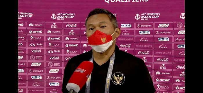Pelatih timnas wanita Indonesia, Rudy Eka Priyambada, usai laga melawan Singapura dalam Kualifikasi Piala Asia Wanita 2022, Jumat (24/9/2021).