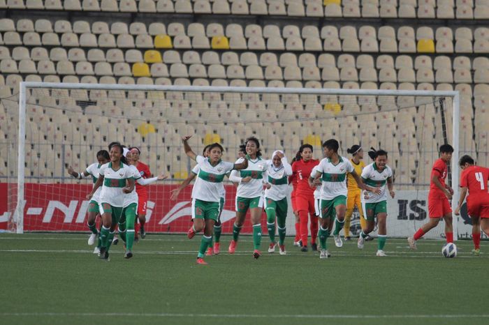 Para pemain timnas wanita Indonesia merayakan gol Baiq Amiatun ke gawang timnas Singapura dalam Kualifikasi Piala Asia Wanita 2022, Jumat (24/9/2021).