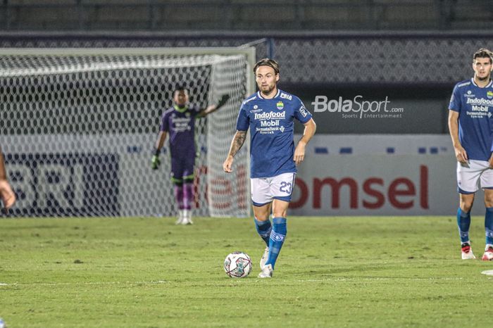 Gelandang Persib Bandung, Marc Klok, sedang menguasai bola dalam laga pekan keempat Liga 1 2021 di Stadion Indomilk Arena, Tangerang, Banten, 23 September 2021.