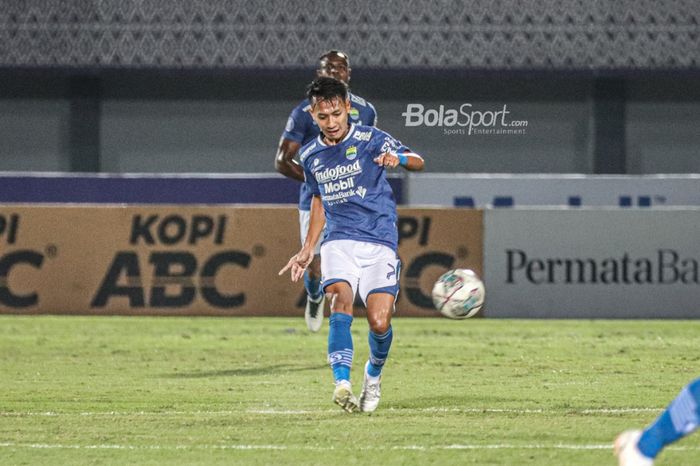 Gelandang Persib Bandung, Beckham Putra Nugraha, sedang mengoper bola dalam laga pekan keempat Liga 1 2021 di Stadion Indomilk Arena, Tangerang, Banten, 23 September 2021.