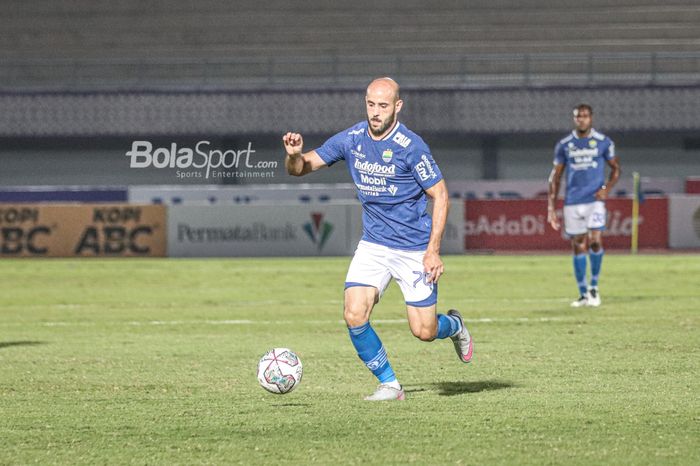 Gelandang Persib Bandung, Mohammed Rashid, sedang menguasai bola dalam laga pekan keempat Liga 1 2021 di Stadion Indomilk Arena, Tangerang, Banten, 23 September 2021.