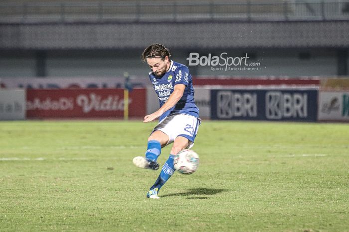 Gelandang Persib Bandung, Marc Klok, sedang melakukan tendangan bebas dalam laga pekan keempat Liga 1 2021 di Stadion Indomilk Arena, Tangerang, Banten, 23 September 2021.