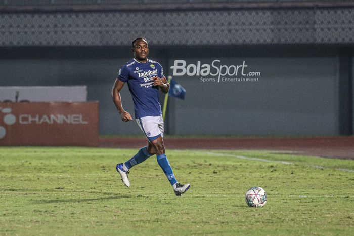 Bek Persib Bandung, Victor Igbonefo, sedang menguasai bola dalam laga pekan keempat Liga 1 2021 di Stadion Indomilk Arena, Tangerang, Banten, 23 September 2021.
