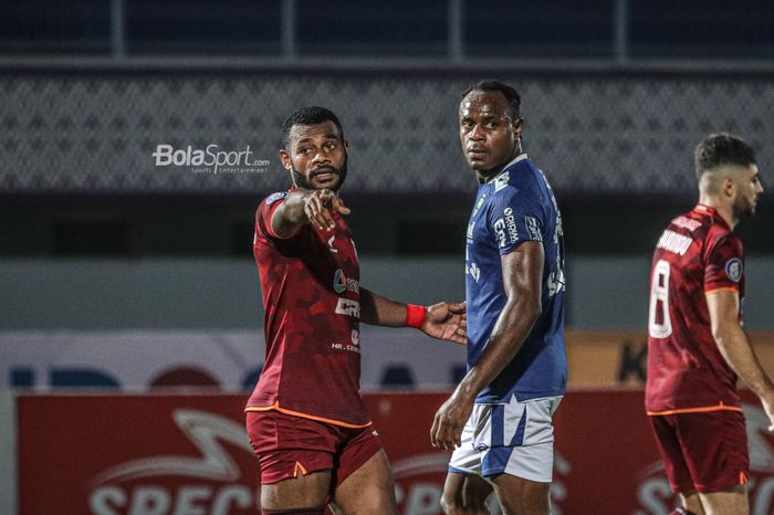 Bek Borneo FC, Marckho Sandy Meraudje (kiri), sedang menjaga pergerakan pemain Persib Bandung, Victor Igbonefo (kanan), dalam laga pekan keempat Liga 1 2021 di Stadion Indomilk Arena, Tangerang, Banten, 23 September 2021.