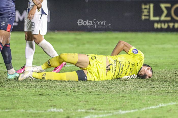 Kiper PSIS Semarang, Jandia Eka Putra, sedang terbaring seusai berbenturan dengan lawan dalam laga pekan keempat Liga 1 2021 di Stadion Madya, Senayan, Jakarta, 25 September 2021.