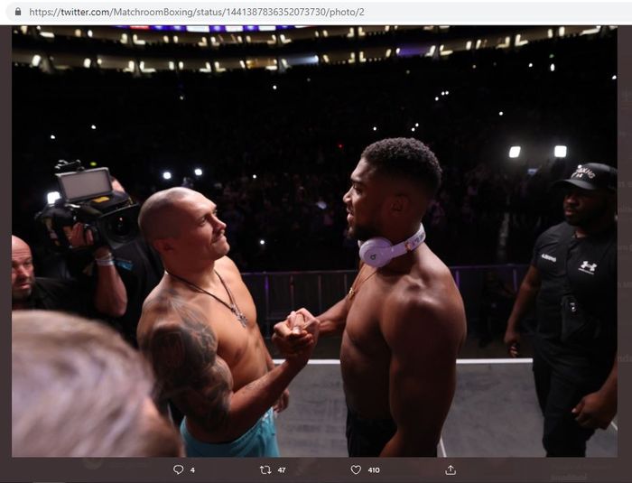 Oleksandr Usyk (kiri) dan Anthony Joshua (kanan) saat melakukan sesi face-off pada Jumat (24/9/2021).