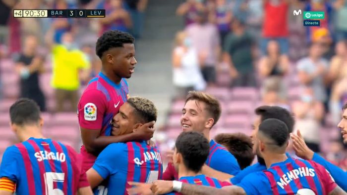 Ansu Fati (atas) mencetak gol dalam penampilan perdananya pascacedera saat Barcelona menjamu Levante, 26 September 2021.