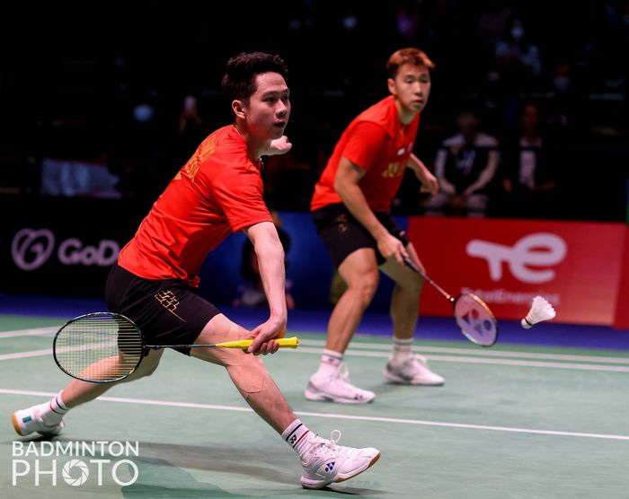 Pasangan ganda putra Indonesia, Marcus Fernaldi Gideon/Kevin Sanjaya Sukamuljo, saat menjalani pertandingan melawan wakil NFBR (Rusia) Vladimir Ivanov/Ivan Sozonov dalam pertandingan penyisihan Grup C Sudirman Cup 2021 di Energiaa Arena, Vantaa, Finlandia, Minggu (26/9/2021).