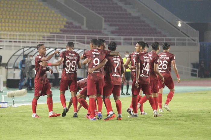 Pemain Persis Solo merayakan gol yang dicetak ke gawang AHHA PS Pati FC pada laga perdana Liga 2 2021.
