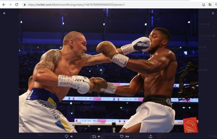 Oleksandr Usyk (kiri) saat mendaratkan pukulan tepat mengenai Anthony Joshua (kanan) saat bertanding di Tottenham Hotspur Stadium, London, Inggris, Sabtu (25/9/2021).