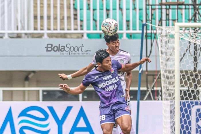 Bek Bali United, I Made Andhika Wijaya (kanan), sedang berduel udara dengan pemain Persita Tangerang, Irsyad Maulana (kiri), dalam laga pekan keempat Liga 1 2021 di Stadion Pakansari, Bogor, Jawa Barat, 24 September 2021.
