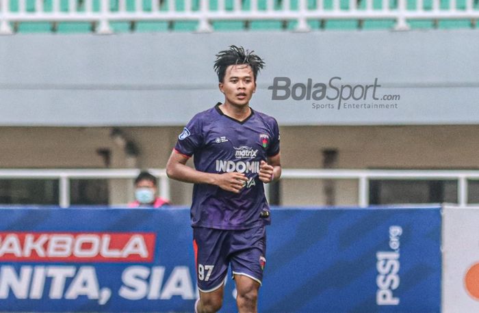 Bek sayap kiri Persita Tangerang, Edo Febriansyah, sedang bertanding dalam laga pekan keempat Liga 1 2021 di Stadion Pakansari, Bogor, Jawa Barat, 24 September 2021.