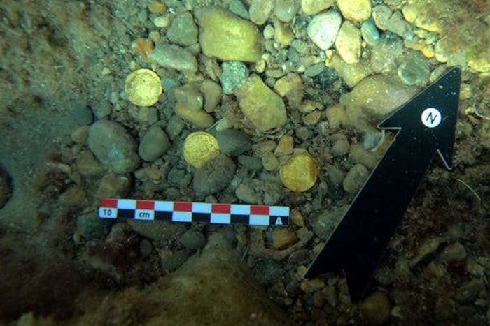 Penyelam bebas amatir Universitas Alicante menemukan banyak koleksi koin emas Romawi di lepas pantai Spanyol. 