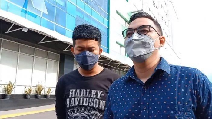 Anak sulung Tukul Arwana, Egha Prayudi (kiri) dan sang manajer, Rizky Kimon mengabarkan kondisi terkini sang presenter, Minggu (26/9/2021). 