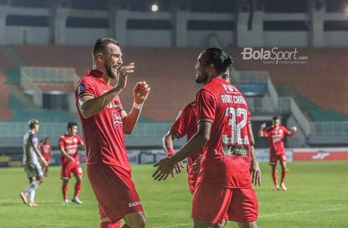 Striker Persija Jakarta, Marko Simic (kiri), nampak menghampiri rekannya, Rohit Chand (kanan), yang berhasil menciptakan gol dalam laga pekan kelima Liga 1 2021 di Stadion Pakansari, Bogor, Jawa Barat, 28 September 2021.
