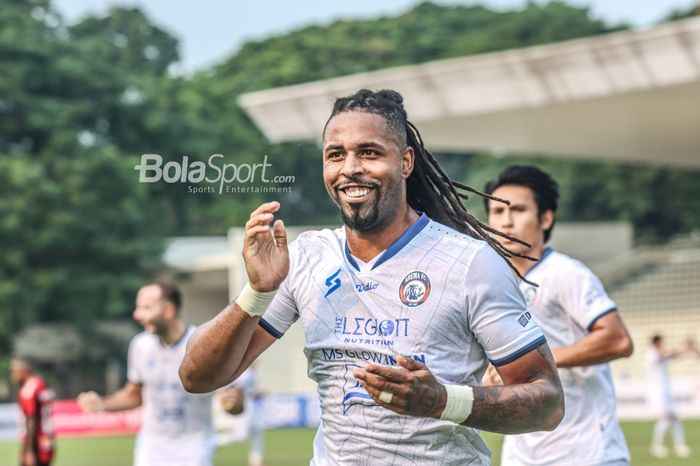 Striker Arema FC, Carlos Fortes, tersenyum seusai mencetak gol dalam laga pekan kelima Liga 1 2021 di Stadion Madya, Senayan, Jakarta, 29 September 2021.