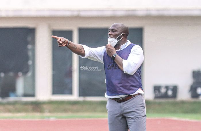 Pelatih Persipura Jayapura, Jacksen F Tiago, sedang memberikan intruksi kepada para pemainnya dalam laga pekan kelima Liga 1 2021 di Stadion Madya, Senayan, Jakarta, 29 September 2021.