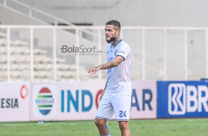 Bek sayap kanan Arema FC, Diego Michiels, sedang bertanding dalam laga pekan kelima Liga 1 2021 di Stadion Madya, Senayan, Jakarta, 29 September 2021.