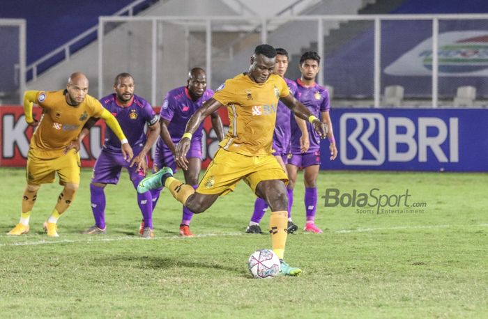Striker Bhayangkara FC, Ezechiel N'Douassel, nampak akan melakukan tendangan penalti dalam laga pekan kelima Liga 1 2021 di Stadion Madya, Senayan, Jakarta, 29 September 2021.