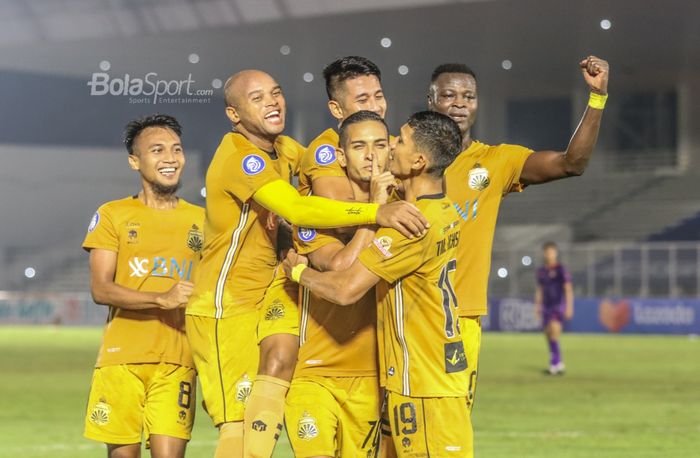 Muhammad Hargianto, Anderson Salles, Ezechiel N'Douassel, dan beberapa pemain Bhayangkara FC lainnya ikut merayakan gol rekannya, Renan Silva, Para pemain Bhayangkara FC, Putu Gede, Ezechiel N'Douassel, dan T.M Ichsan, ikut merayakan gol rekannya, Renan Silva, dalam laga pekan kelima Liga 1 2021 di 