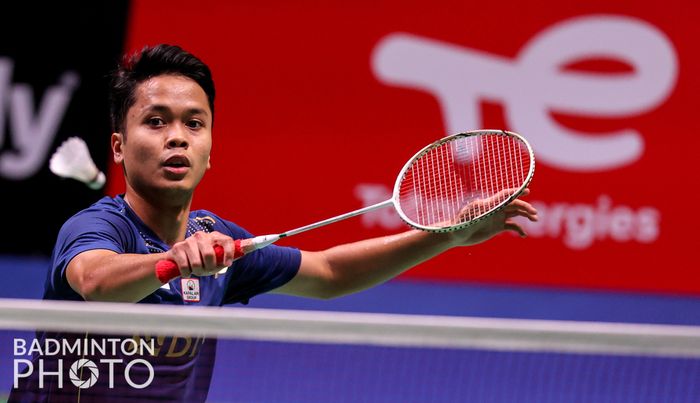 Pebulu tangkis tunggal putra Indonesia, Anthony Sinisuka Ginting, pada partai ketiga lafa terakhir Grup C melawan Denmark di Energiaa Areena, Rabu (29/9/2021).