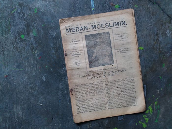 Surat Kabar 'Medan Moeslimin' yang menampilkan pendirinya, H.M. Misbach. Inilah surat kabar bulanan berbahasa Jawa dan Melayu yang dikeluarkan oleh H.M. Misbach &amp; M. Sastrositojo. Koran ini terbit perdana pada 15 Januari 1915 di Yogyakarta.