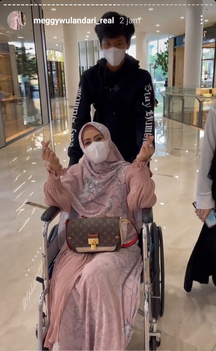 Meggy Wulandari kepergok pakai kursi roda