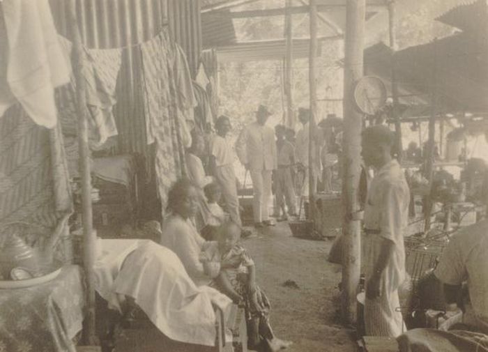 Barak di kamp interniran di Tanahtinggi, Boven Digoel, sekitar 1928.