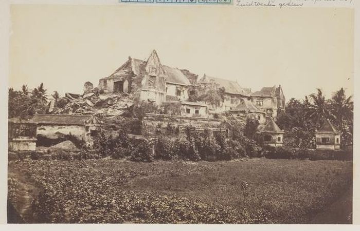 Pulo Kenanga atau Gedong Panggung di kompleks Taman Sari. Foto karya Kassian Cephas (1845-1912).
