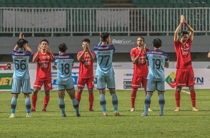 Skuat Persija Jakarta dan Persela Lamongan saling bertepuk tangan jelang bertanding dalam laga pekan keempat Liga 1 2021 di Stadion Pakansari, Bogor, Jawa Barat, 24 September 2021.