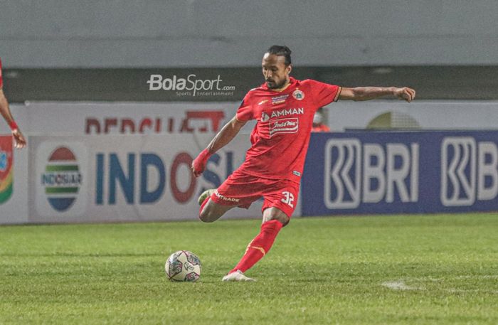 Gelandang Persija Jakarta, Rohit Chand, nampak akan menendang bola dalam laga pekan keempat Liga 1 2021 di Stadion Pakansari, Bogor, Jawa Barat, 24 September 2021.