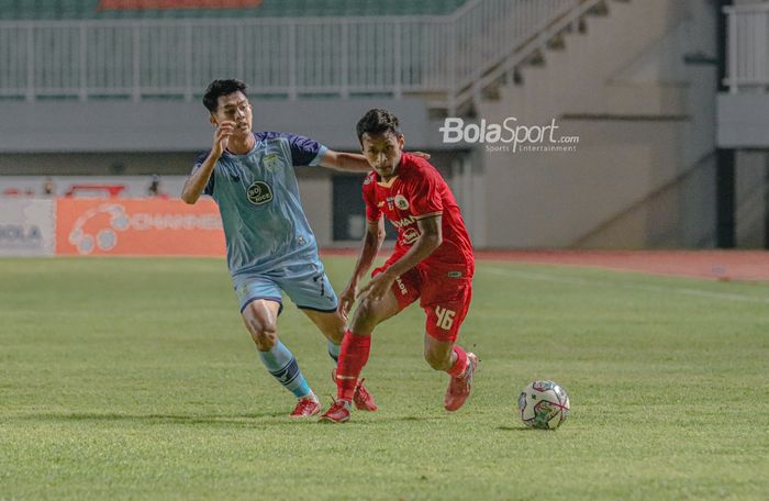 Pemain sayap kiri Persija Jakarta, Osvaldo Haay (kanan), sedang menguasai bola dan dibayangi oleh pilar Persela Lamongan, Muhammad Risaldi (kiri), dalam laga pekan keempat Liga 1 2021 di Stadion Pakansari, Bogor, Jawa Barat, 24 September 2021.