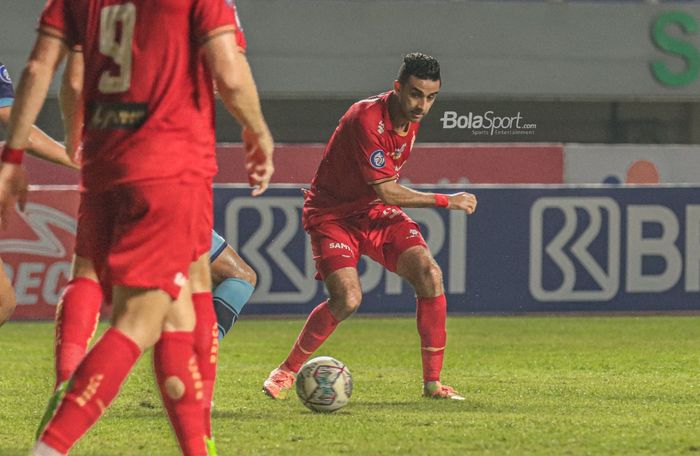 Bek Persija Jakarta, Otavio Dutra (kanan), sedang menguasai bola dalam laga pekan keempat Liga 1 2021 di Stadion Pakansari, Bogor, Jawa Barat, 24 September 2021.