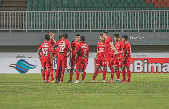 Skuat Persija Jakarta sedang melakukan briefing dalam laga pekan keempat Liga 1 2021 di Stadion Pakansari, Bogor, Jawa Barat, 24 September 2021.