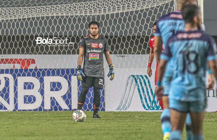 Kiper Persija Jakarta, Adixi Lenzivio, sedang menguasai bola dalam laga pekan keempat Liga 1 2021 di Stadion Pakansari, Bogor, Jawa Barat, 24 September 2021.