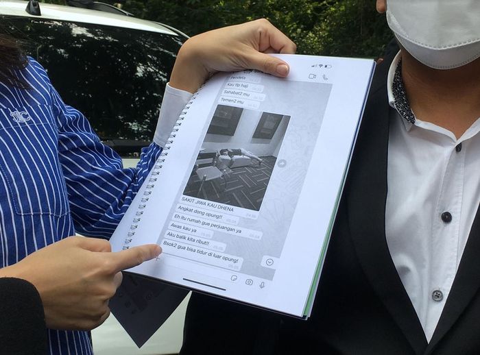 Dhena bagikan isi pesan singkatnya dari Jonathan Frizzy