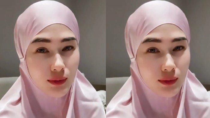 Stevie Agnecya pakai hijab