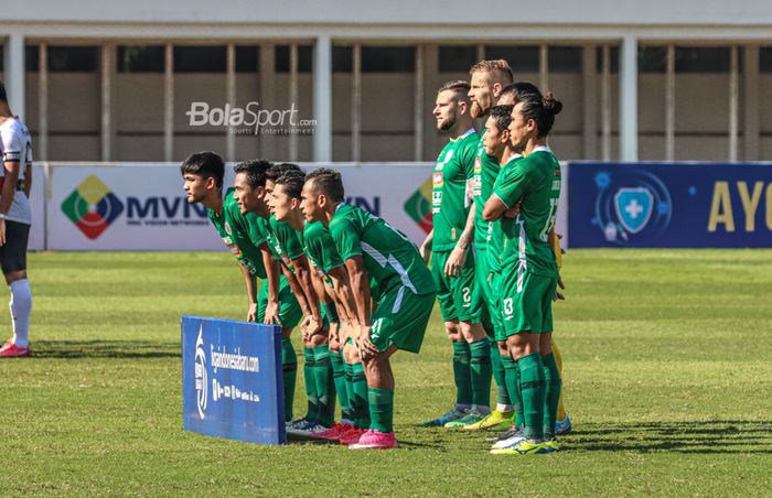 Skuat PSS Sleman sedang berfoto tim dalam laga pekan keempat Liga 1 2021 di Stadion Madya, Senayan, Jakarta, 25 September 2021.