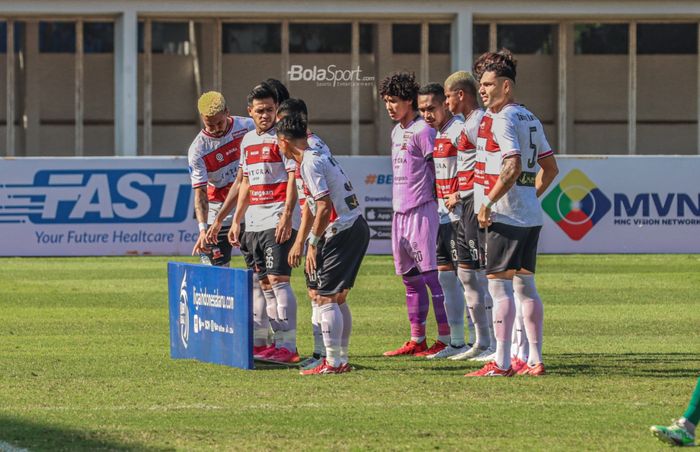 Skuat Madura United sedang berfoto tim dalam laga pekan keempat Liga 1 2021 di Stadion Madya, Senayan, Jakarta, 25 September 2021.