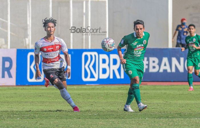 Gelandang PSS Sleman, Misbakus Solikin (kanan) dan pemain sayap kanan Madura United, Ronaldo Kwateh (kiri), sedang menunggu datangnya bola dalam laga pekan keempat Liga 1 2021 di Stadion Madya, Senayan, Jakarta, 25 September 2021.
