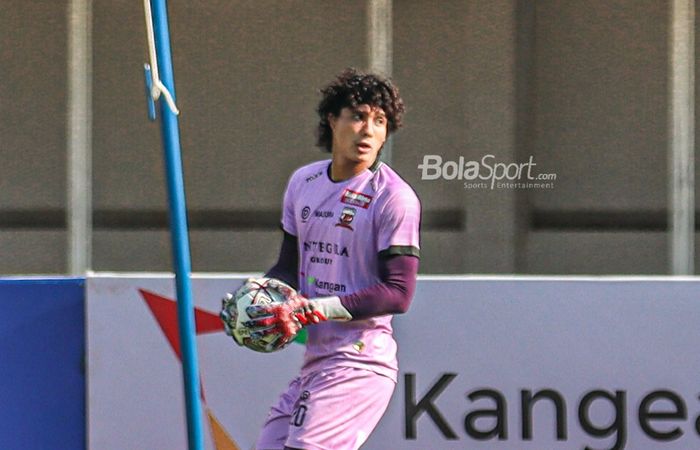 Kiper Madura United, Muhammad Ridho, sedang menguasai bola dalam laga pekan keempat Liga 1 2021 di Stadion Madya, Senayan, Jakarta, 25 September 2021.