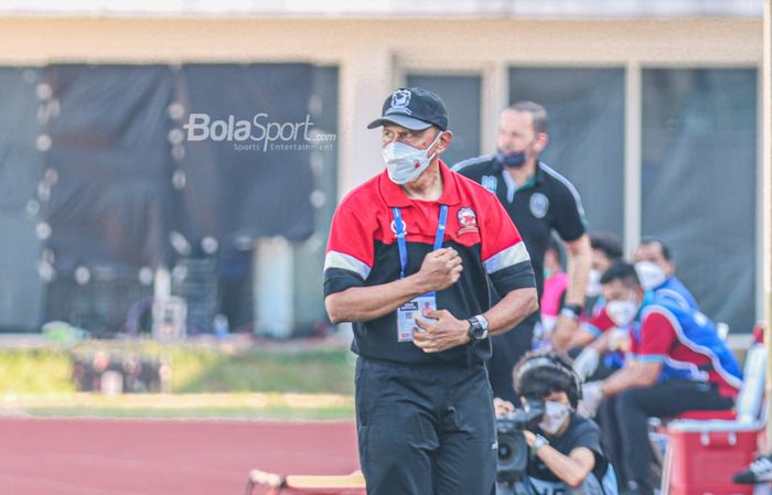 Pelatih Madura United, Rahmad Darmawan, sedang memantau para pemainnya dalam laga pekan keempat Liga 1 2021 di Stadion Madya, Senayan, Jakarta, 25 September 2021.