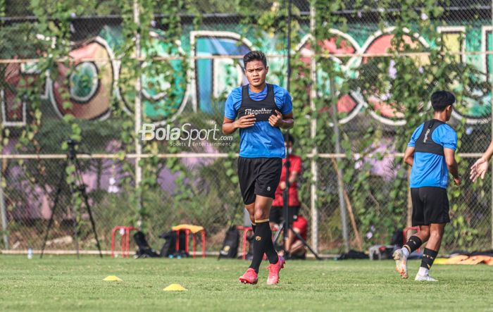 Bek timnas Indonesia, Fachrudin Aryanto, sedang berlatih di Lapangan G (Panahan), Senayan, Jakarta, 2 Oktober 2021.