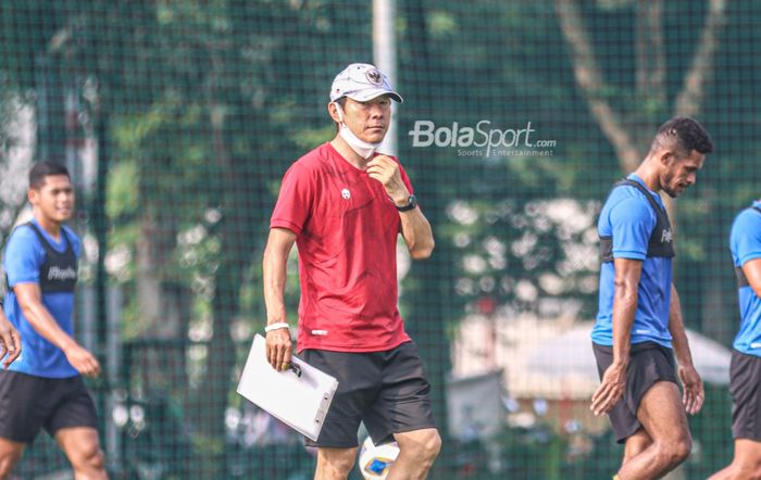 Pelatih timnas Indonesia, Shin Tae-yong (jersey merah), nampak sedang memantau para pemainnya dalam sesi latihan di Lapangan G (Panahan), Senayan, Jakarta, 2 Oktober 2021.