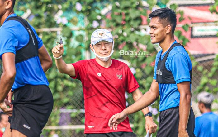 Pelatih timnas Indonesia, Shin Tae-yong (jersey merah), nampak sedang memberikan intruksi kepada para pemainnya dalam sesi latihan di Lapangan G (Panahan), Senayan, Jakarta, 2 Oktober 2021.