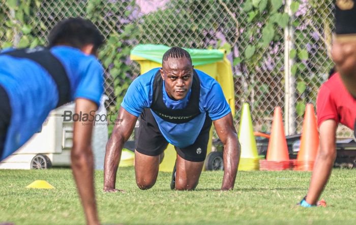 Victor Igbonefo (tengah), sedang melakukan pemanasan dalam sesi latihan bersama timnas Indonesia di Lapangan G (Panahan), Senayan, Jakarta, 2 Oktober 2021.