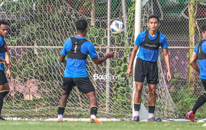 Rizky Ridho (kanan) sedang berlatih bersama timnas Indonesia di Lapangan G (Panahan), Senayan, Jakarta, 2 Oktober 2021.