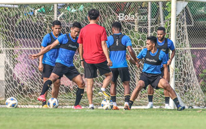 Sejumlah pemain timnas Indonesia (dari kiri ke kanan); Taufik Hidayat, Fachrudin Aryanto, Rachmat Irianto, dan Yabes Roni, sedang berlatih di Lapangan G (Panahan), Senayan, Jakarta, 2 Oktober 2021.